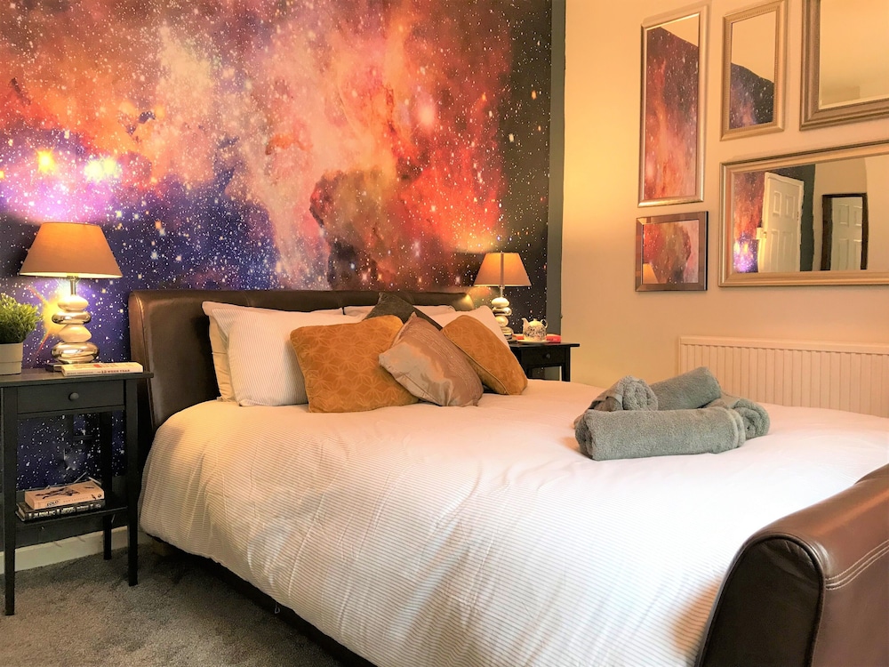 central wigan welcoming townhouse sleeps up to 6