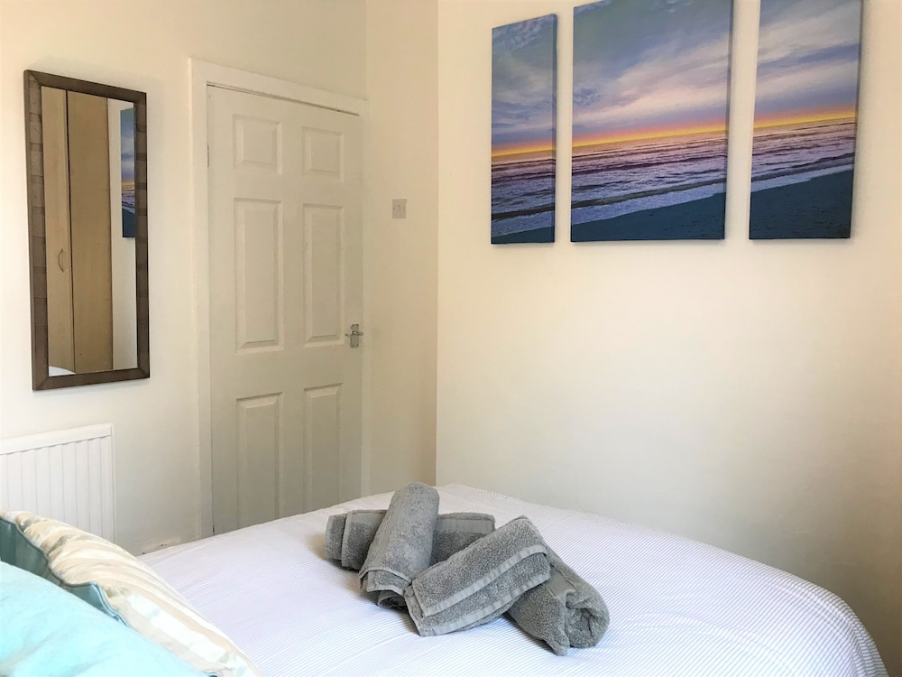 central wigan welcoming townhouse sleeps up to 6