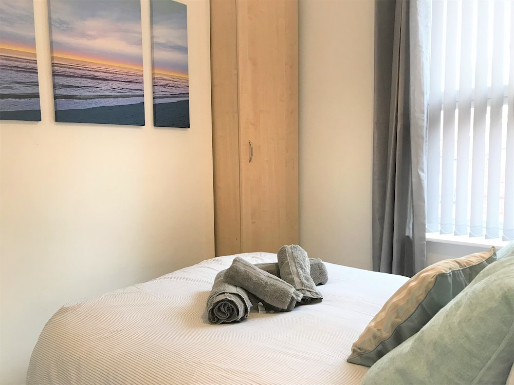central wigan welcoming townhouse sleeps up to 6