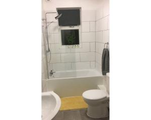 central wigan welcoming townhouse sleeps up to 6