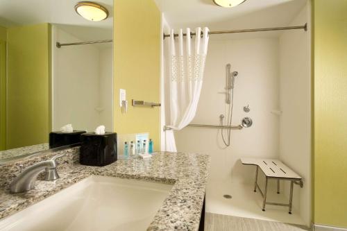 hampton inn and suites buffalo airport