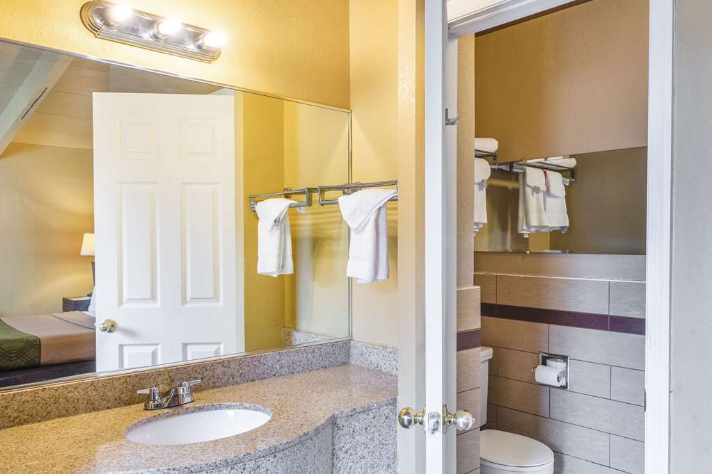 econo lodge clarks summit