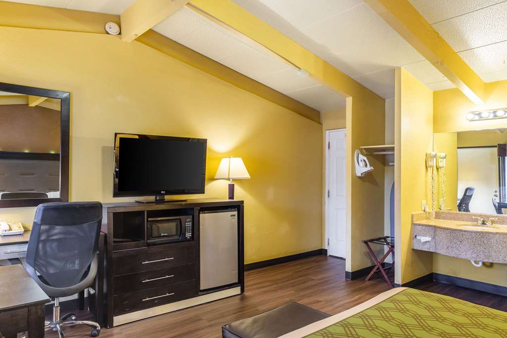 econo lodge clarks summit