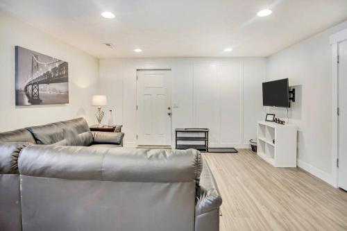 New Furnished 2Bd Apt Great For Long Stays,,0 star