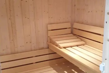 1-Bed Apartment With Private Hot Tub, Sauna & Gym,,0 star