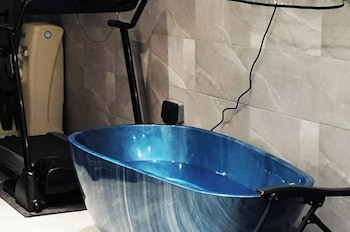 1-Bed Apartment With Private Hot Tub, Sauna & Gym,,0 star