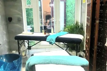 1-Bed Apartment With Private Hot Tub, Sauna & Gym,,0 star