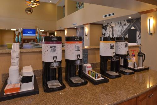 hampton inn and suites bakersfield north airport