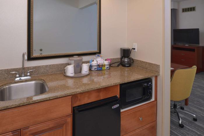 hampton inn and suites bakersfield north airport