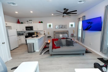 Pet Friendly Modern Zen Studio Retreat W Hot Tub Home,,3 star