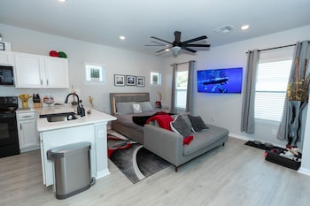 Pet Friendly Modern Zen Studio Retreat W Hot Tub Home,,3 star