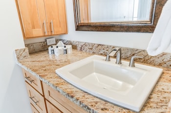 waikiki banyan condo with panoramic 37th floor ocean views 1 bedroom condo by redawning