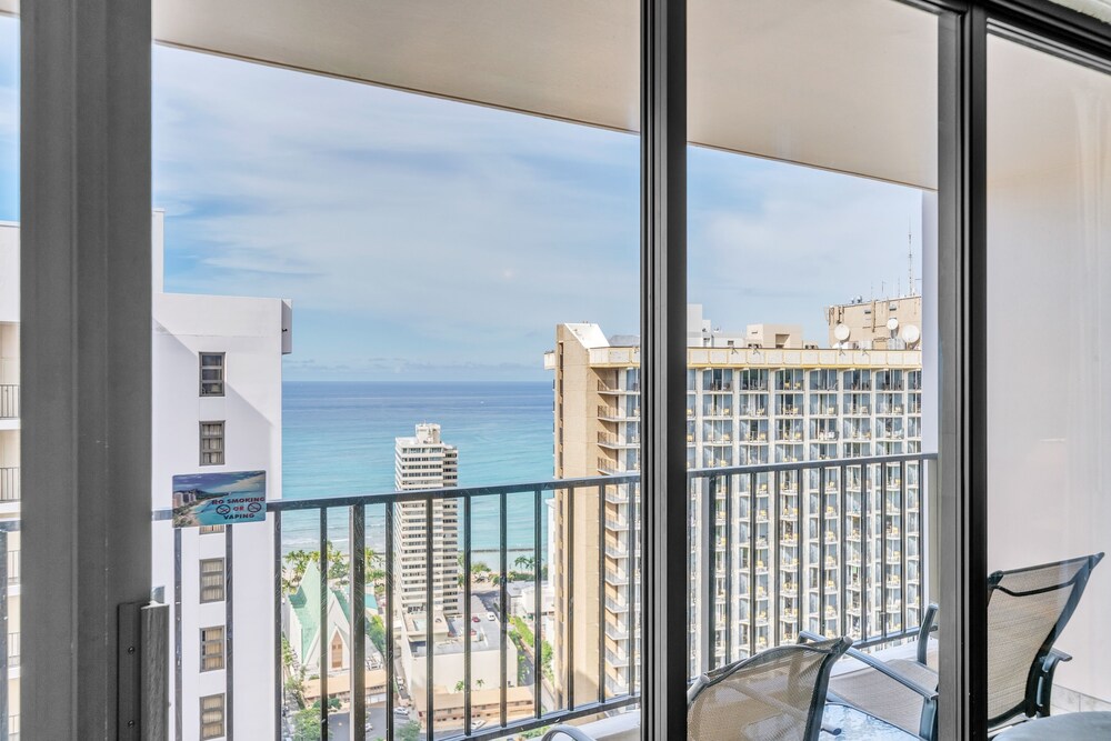 waikiki banyan condo with panoramic 37th floor ocean views 1 bedroom condo by redawning