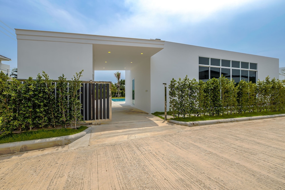 modern 3 br private pool villa pmk a1