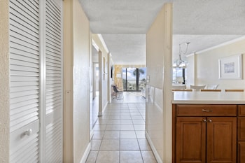 2br ocean view condo w private balcony