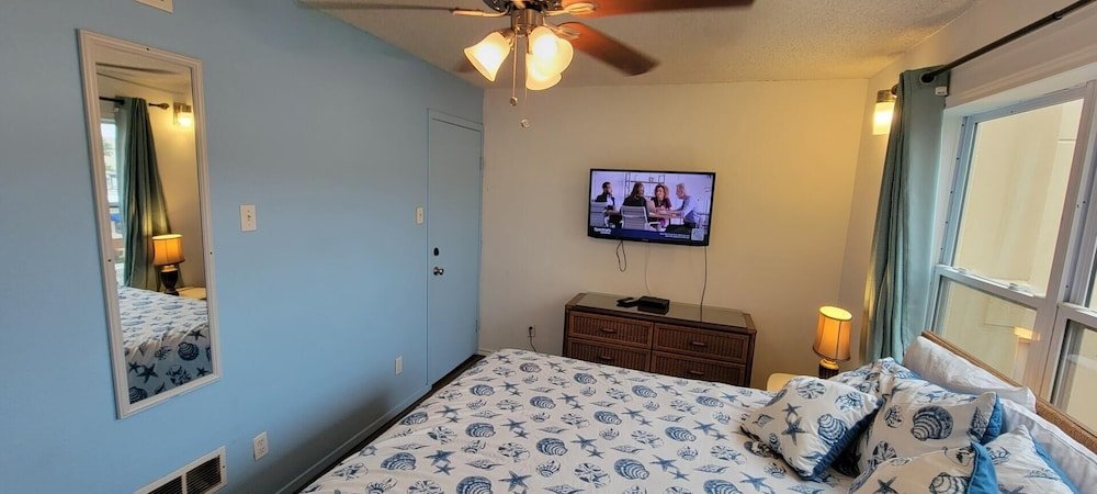 Beach Access Condo Nice Pool/Hot Tub Area W/Bbq 2 Bedroom Home By Redawning,,3.5 star