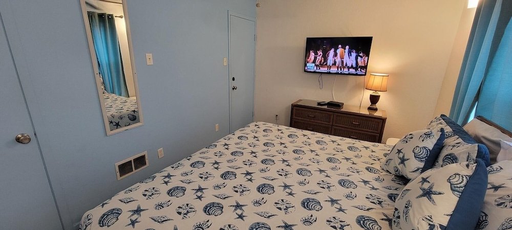 Beach Access Condo Nice Pool/Hot Tub Area W/Bbq 2 Bedroom Home By Redawning,,3.5 star