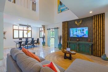 pool villa 4 br walking to beach hv