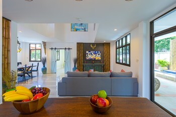 pool villa 4 br walking to beach hv