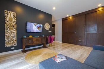 pool villa 4 br walking to beach hv