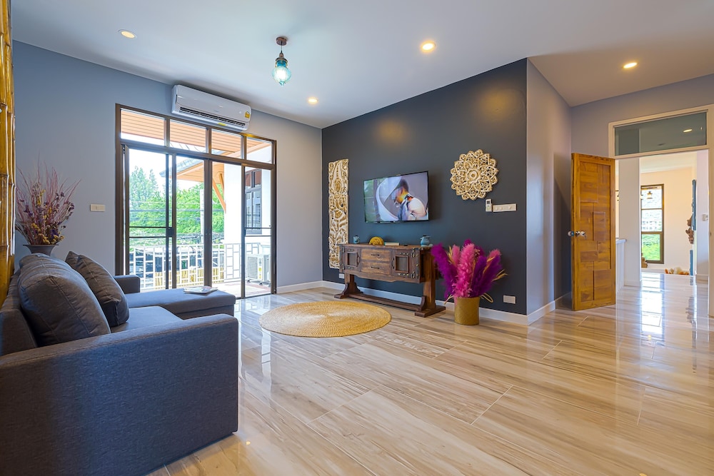 pool villa 4 br walking to beach hv