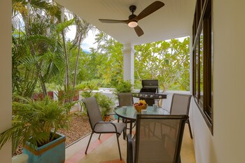 pool villa 4 br walking to beach hv