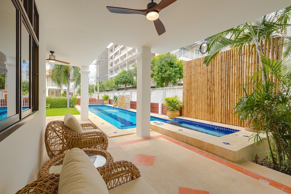 pool villa 4 br walking to beach hv