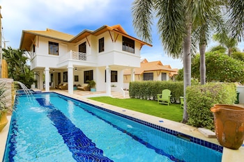 pool villa 4 br walking to beach hv