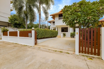 pool villa 4 br walking to beach hv