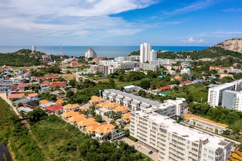 pool villa 4 br walking to beach hv