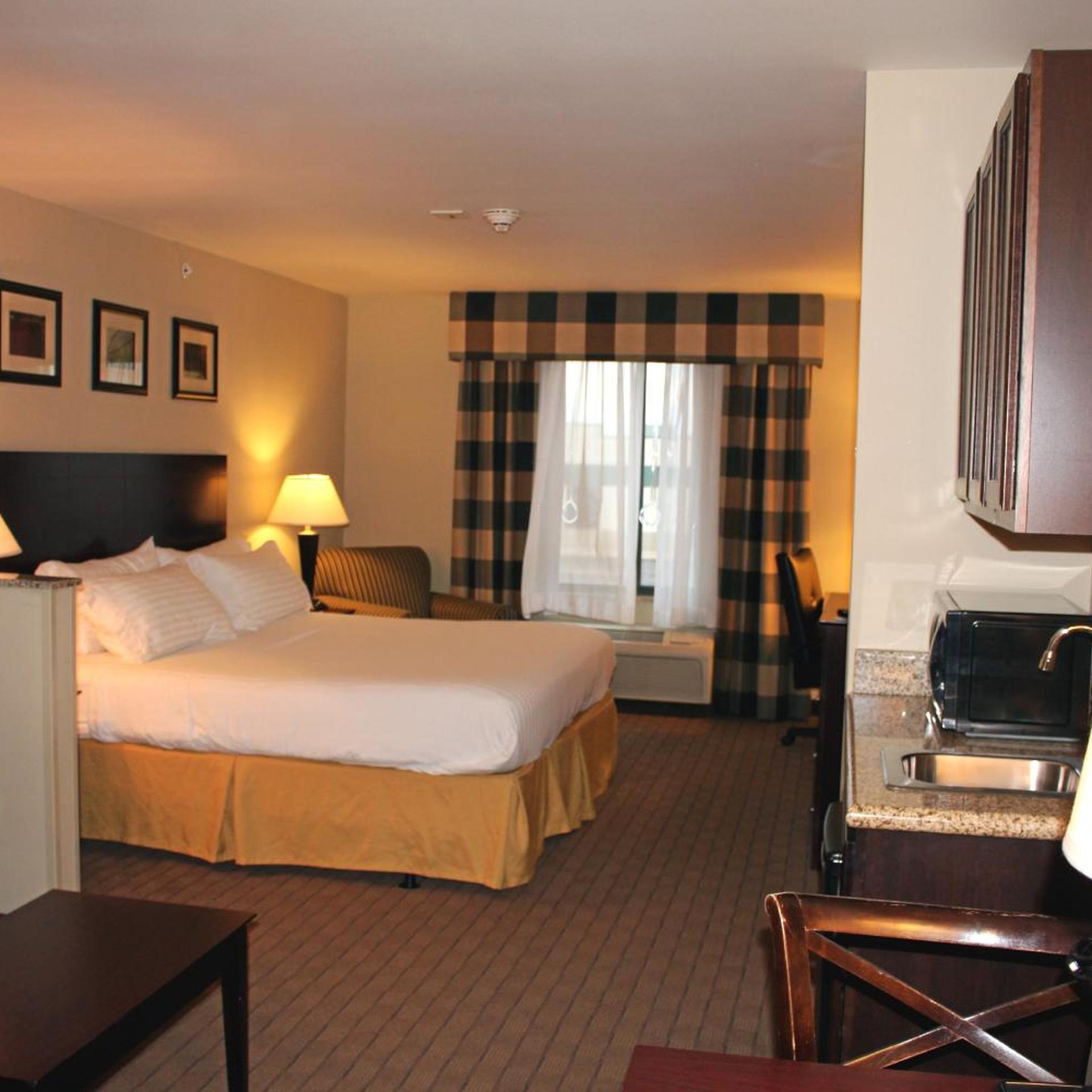 holiday inn express and suites syracuse north airport area