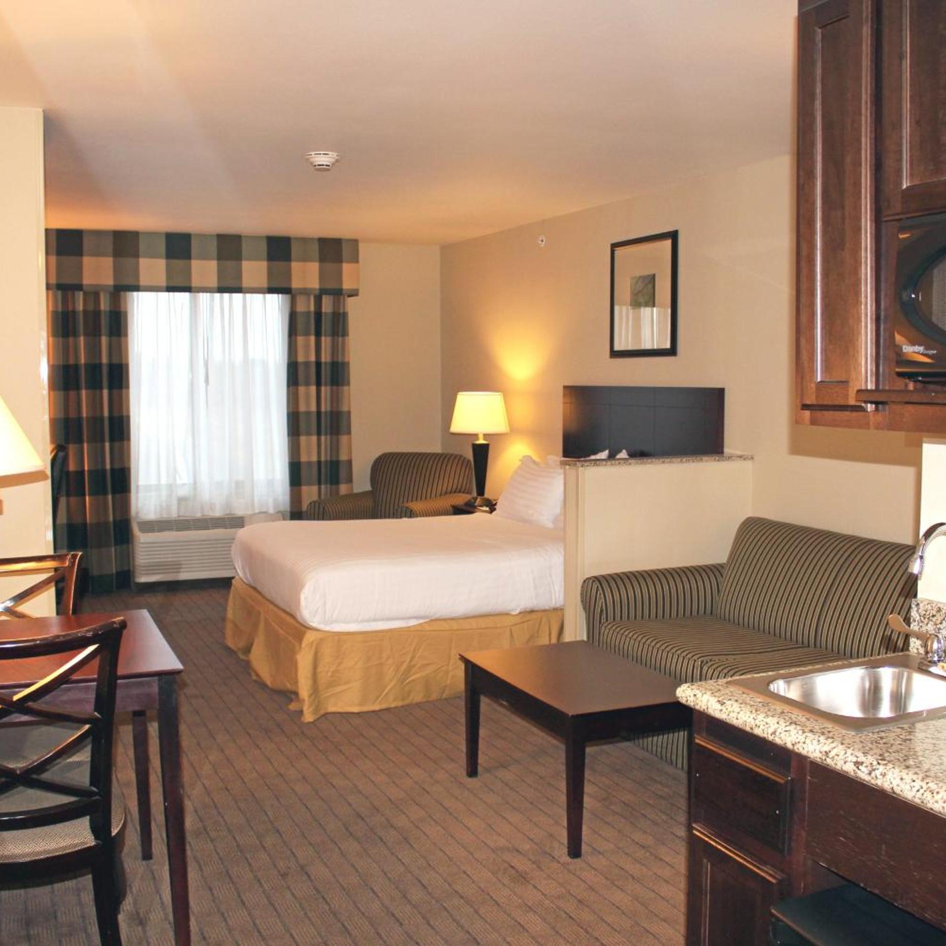 holiday inn express and suites syracuse north airport area