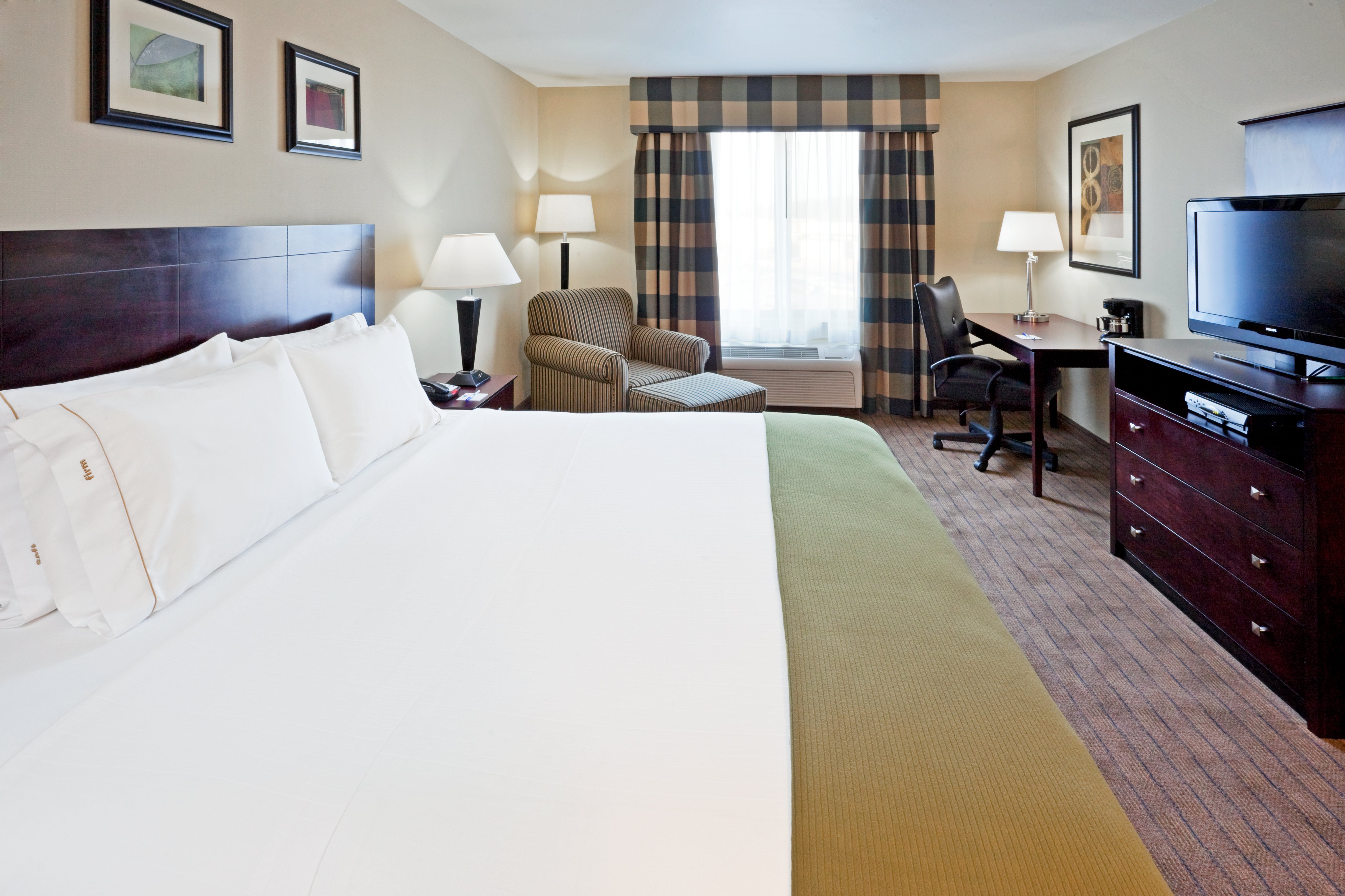 holiday inn express and suites syracuse north airport area