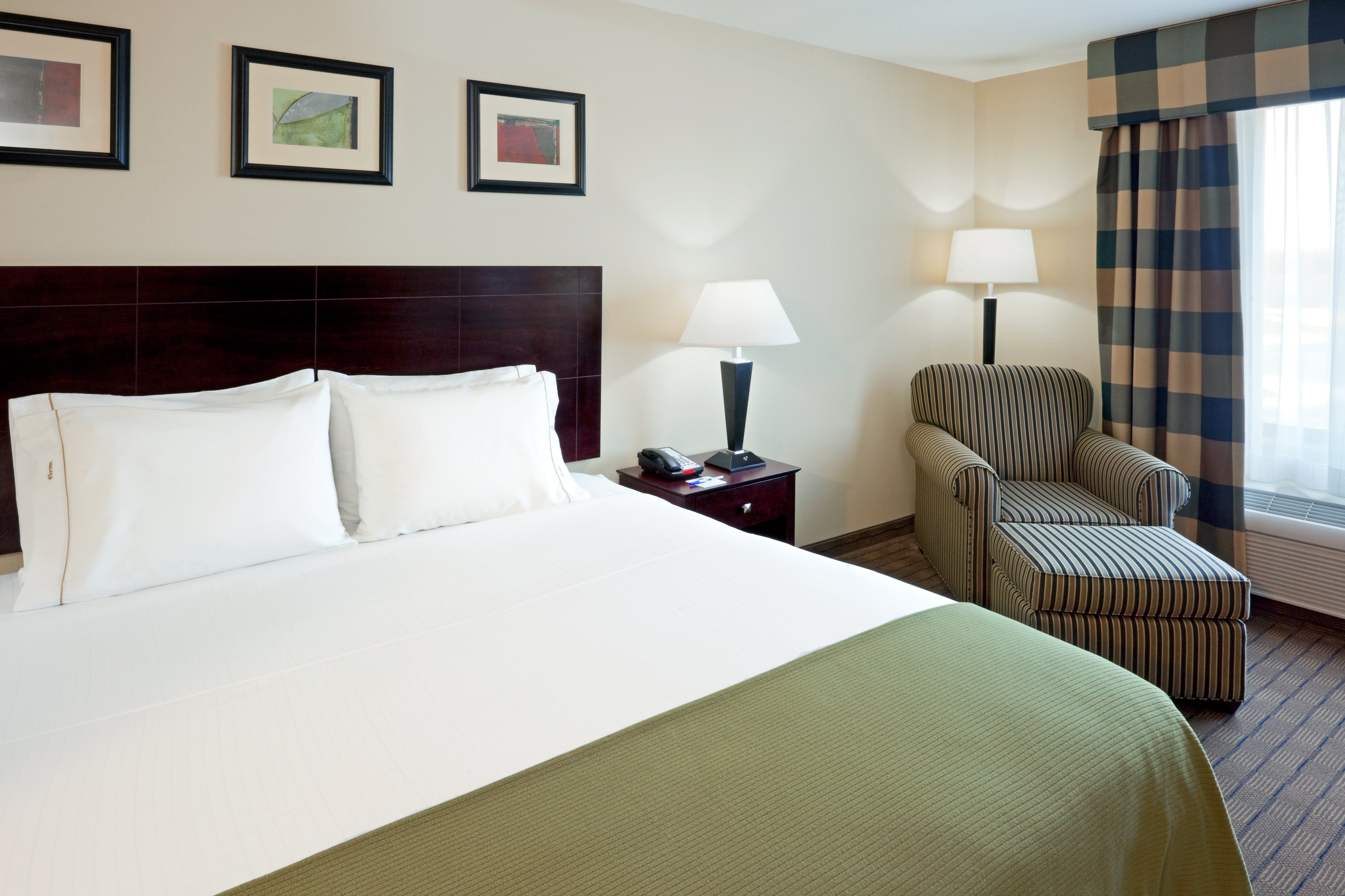 holiday inn express and suites syracuse north airport area