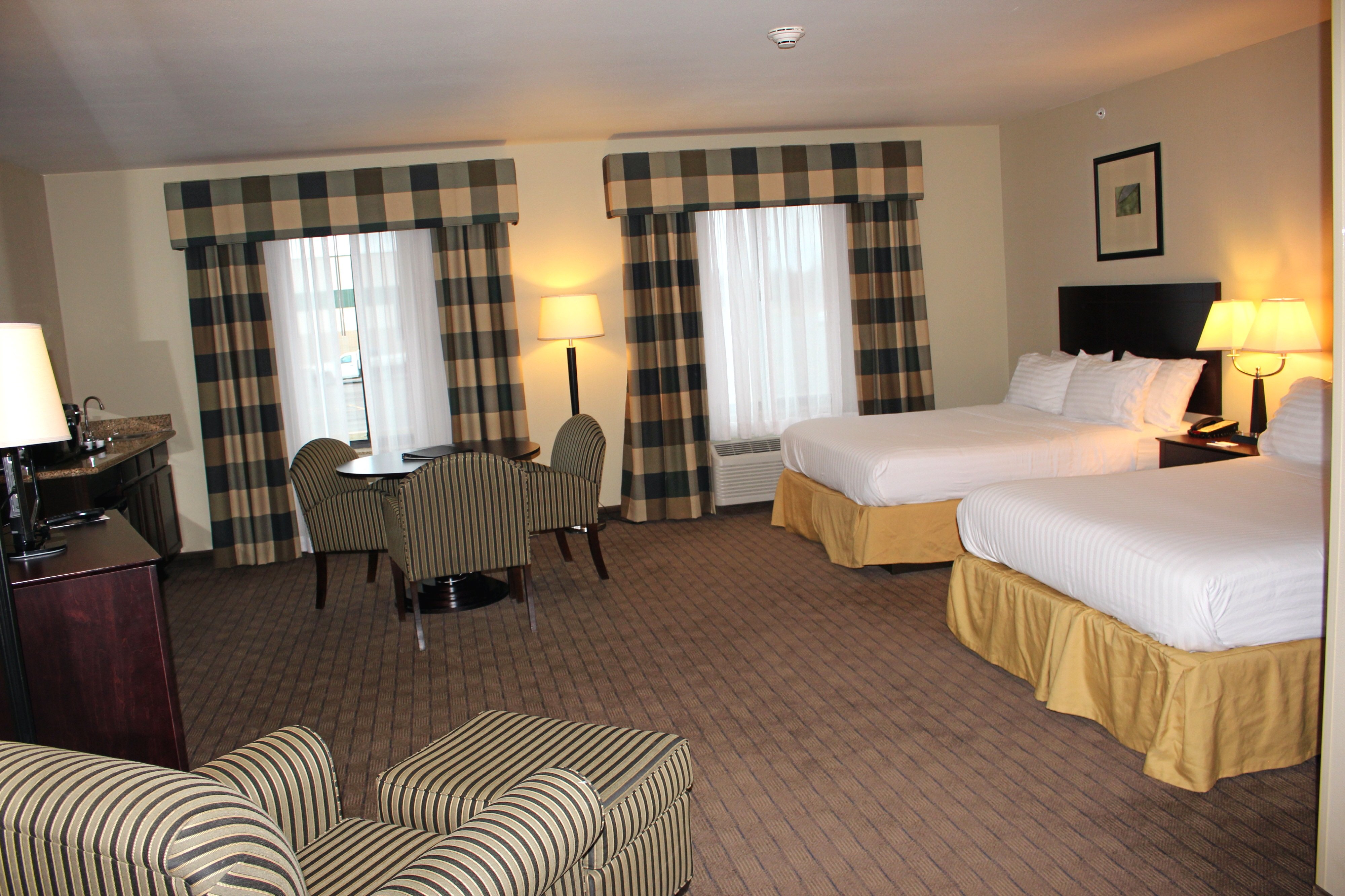 holiday inn express and suites syracuse north airport area