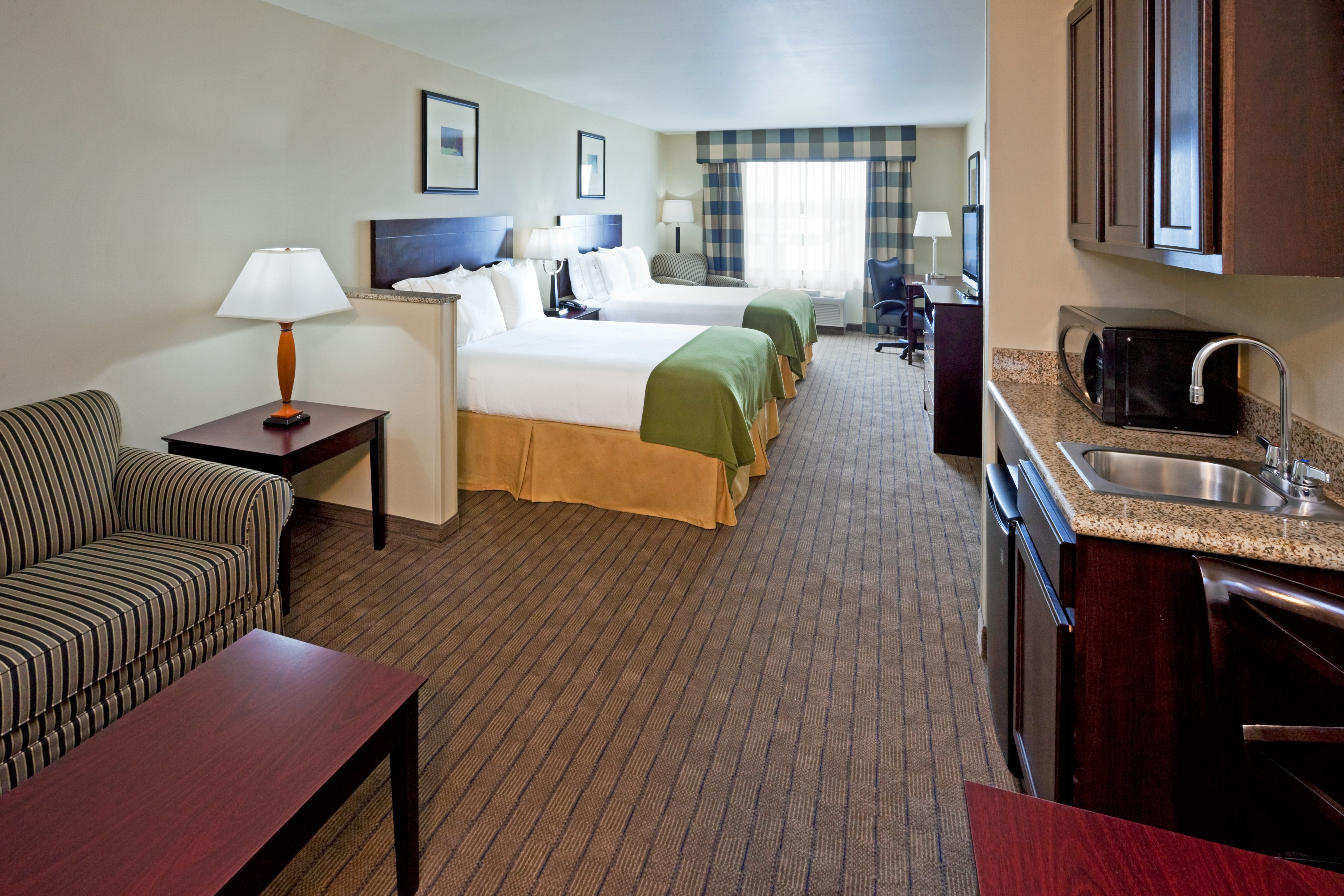 holiday inn express and suites syracuse north airport area
