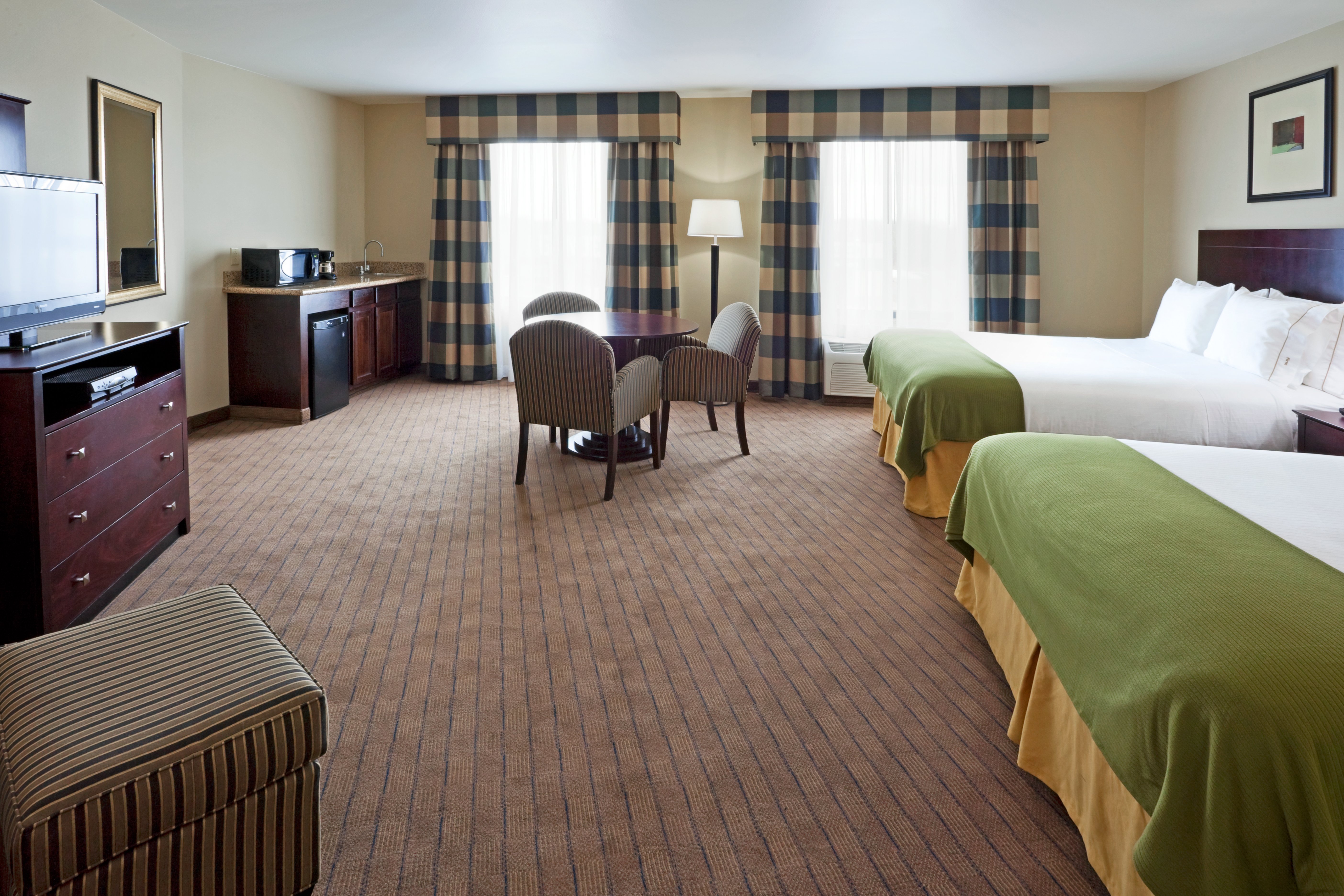 holiday inn express and suites syracuse north airport area