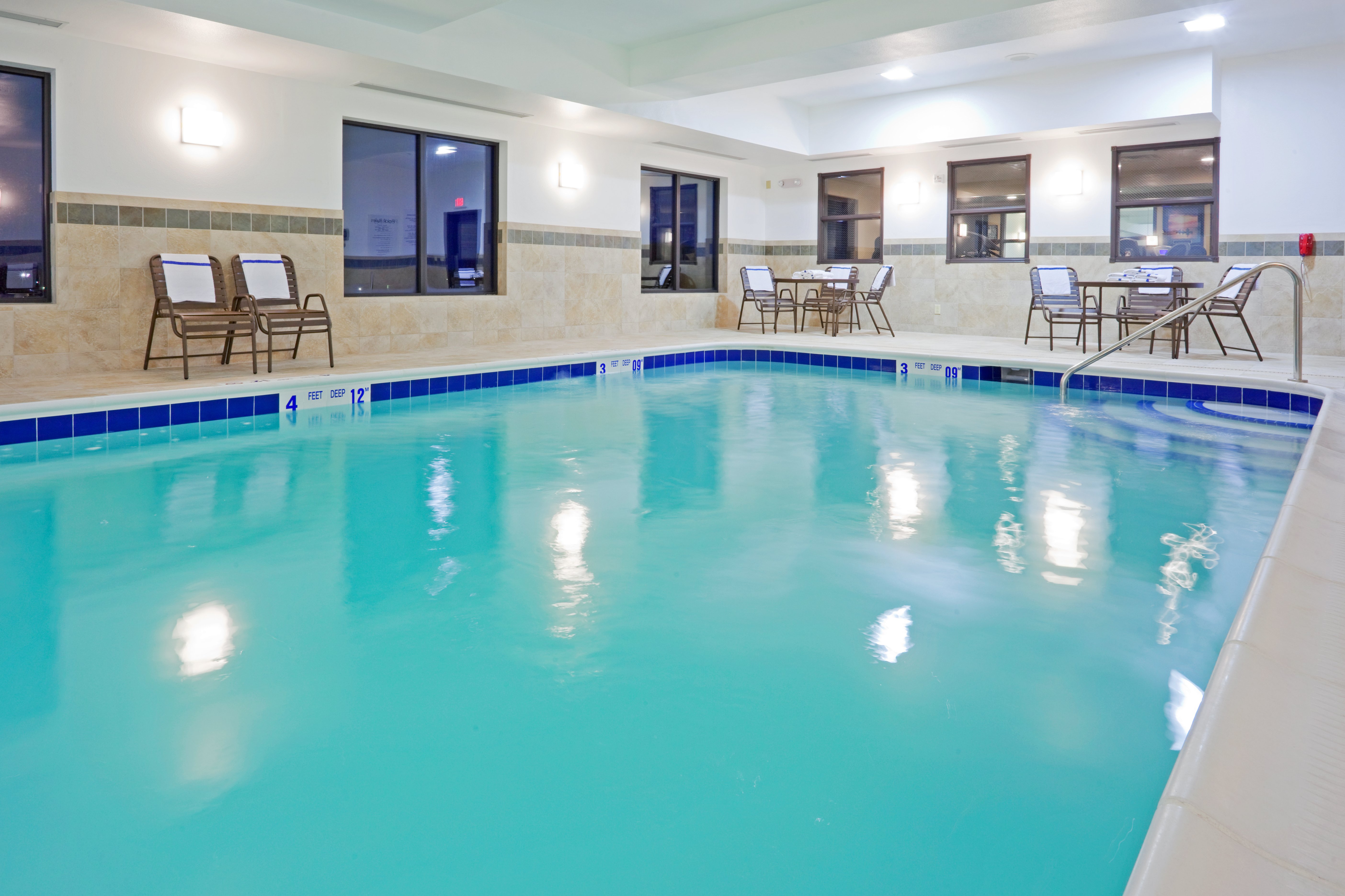 holiday inn express and suites syracuse north airport area
