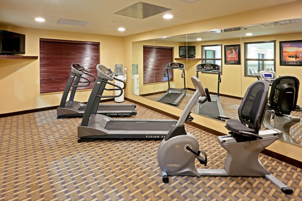 holiday inn express and suites syracuse north airport area