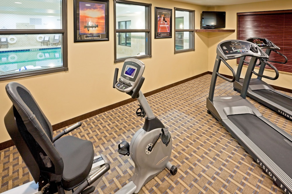 holiday inn express and suites syracuse north airport area