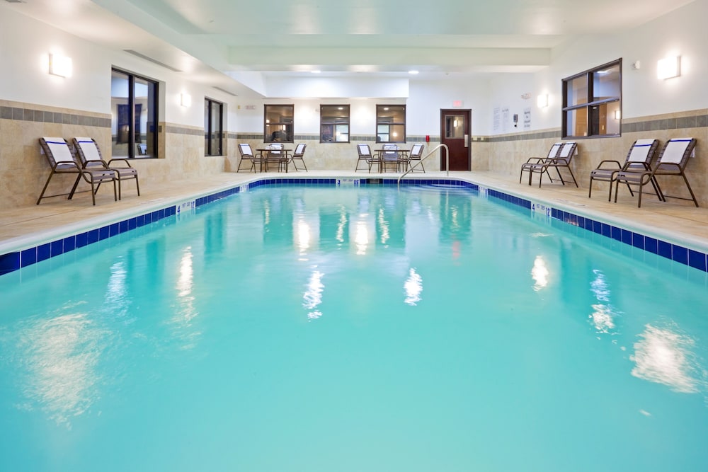 holiday inn express and suites syracuse north airport area