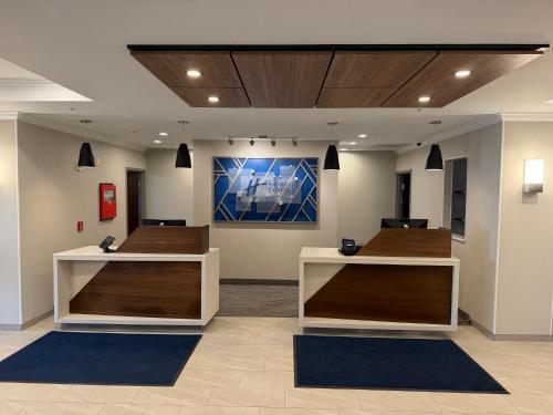 holiday inn express and suites syracuse north airport area