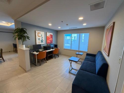 holiday inn express and suites syracuse north airport area