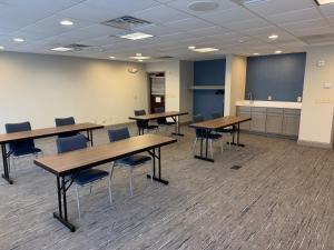holiday inn express and suites syracuse north airport area