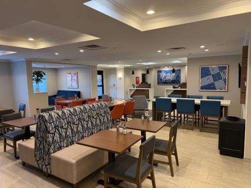 holiday inn express and suites syracuse north airport area