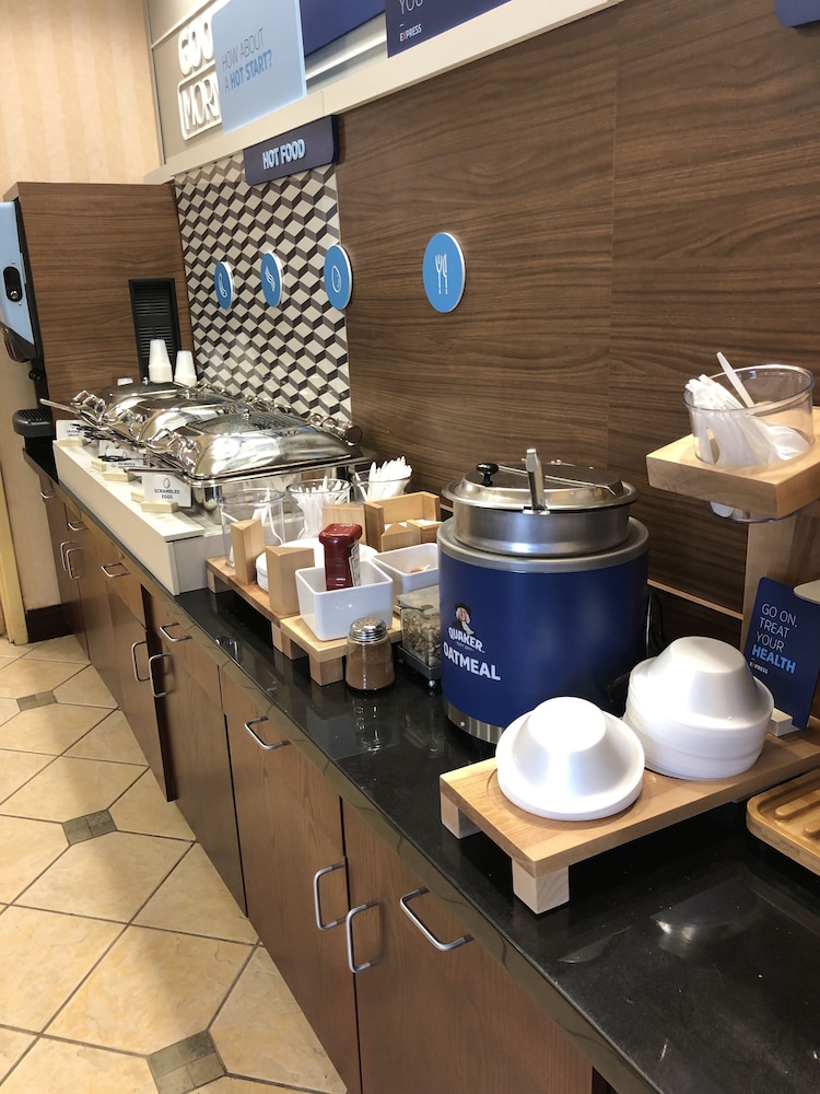 holiday inn express syracuse airport by ihg