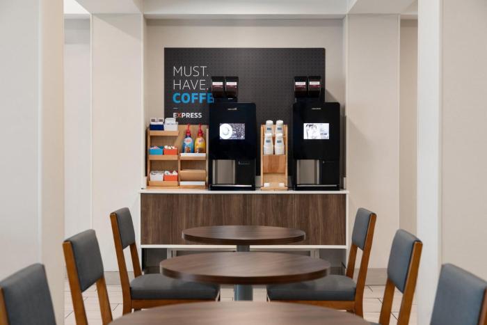 holiday inn express syracuse airport by ihg