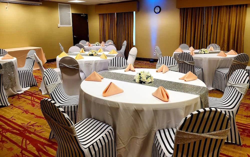 holiday inn express and suites cherry by ihg