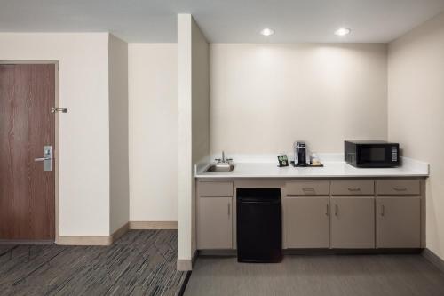 holiday inn express and suites cherry by ihg