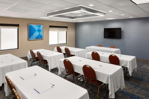 holiday inn express and suites cherry by ihg